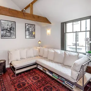 Coachman Cottage, Mews Living In Central Holiday home