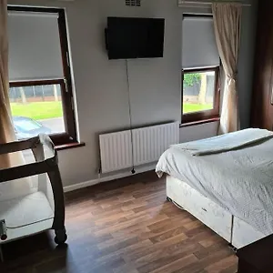 Massive 4 Bed Walking Distance To The Lights, Perfect For Business Trips Holiday home Belfast