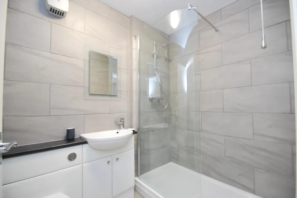 Elmbrook Apartment Bath